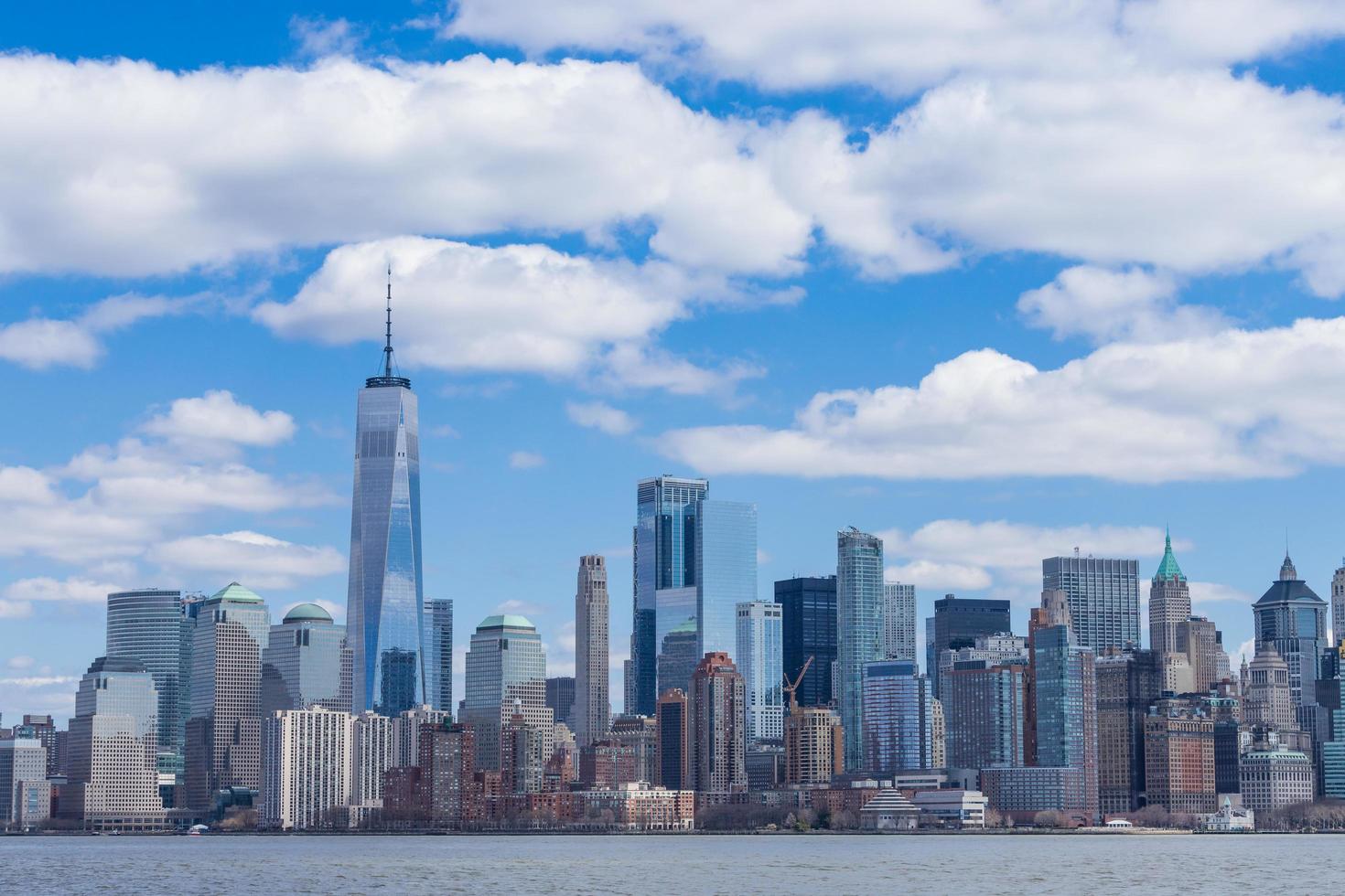 Skyline von New York in der Innenstadt von Manhattan mit einem World Trade Center und Wolkenkratzern an einem sonnigen Tag in den USA? foto