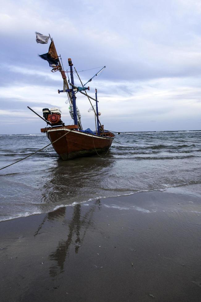 Fischerboot, das als Fahrzeug zum Auffinden von Fischen im Meer verwendet wird. foto