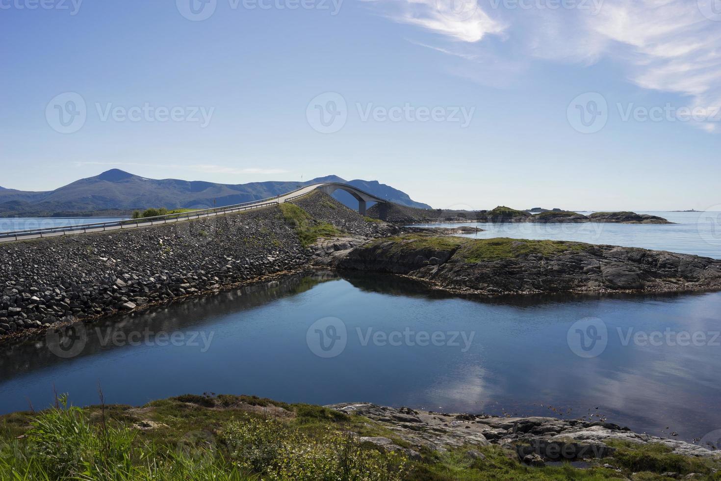 weltberühmte atlantikstraßenbrücke mit herrlichem blick über die norwegischen berge. foto