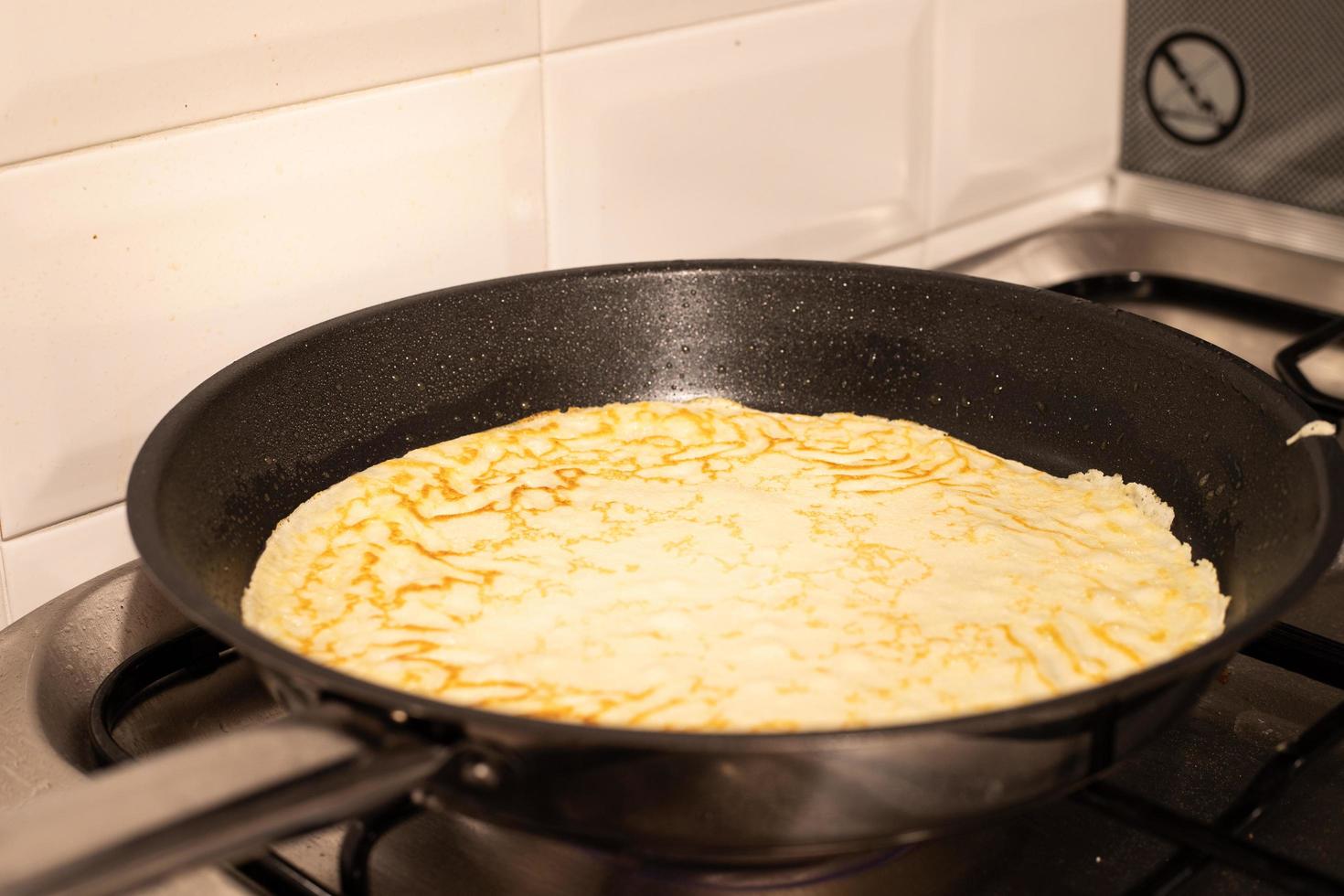 Crpes, sehr dünne Pfannkuchen nach französischer Art. foto