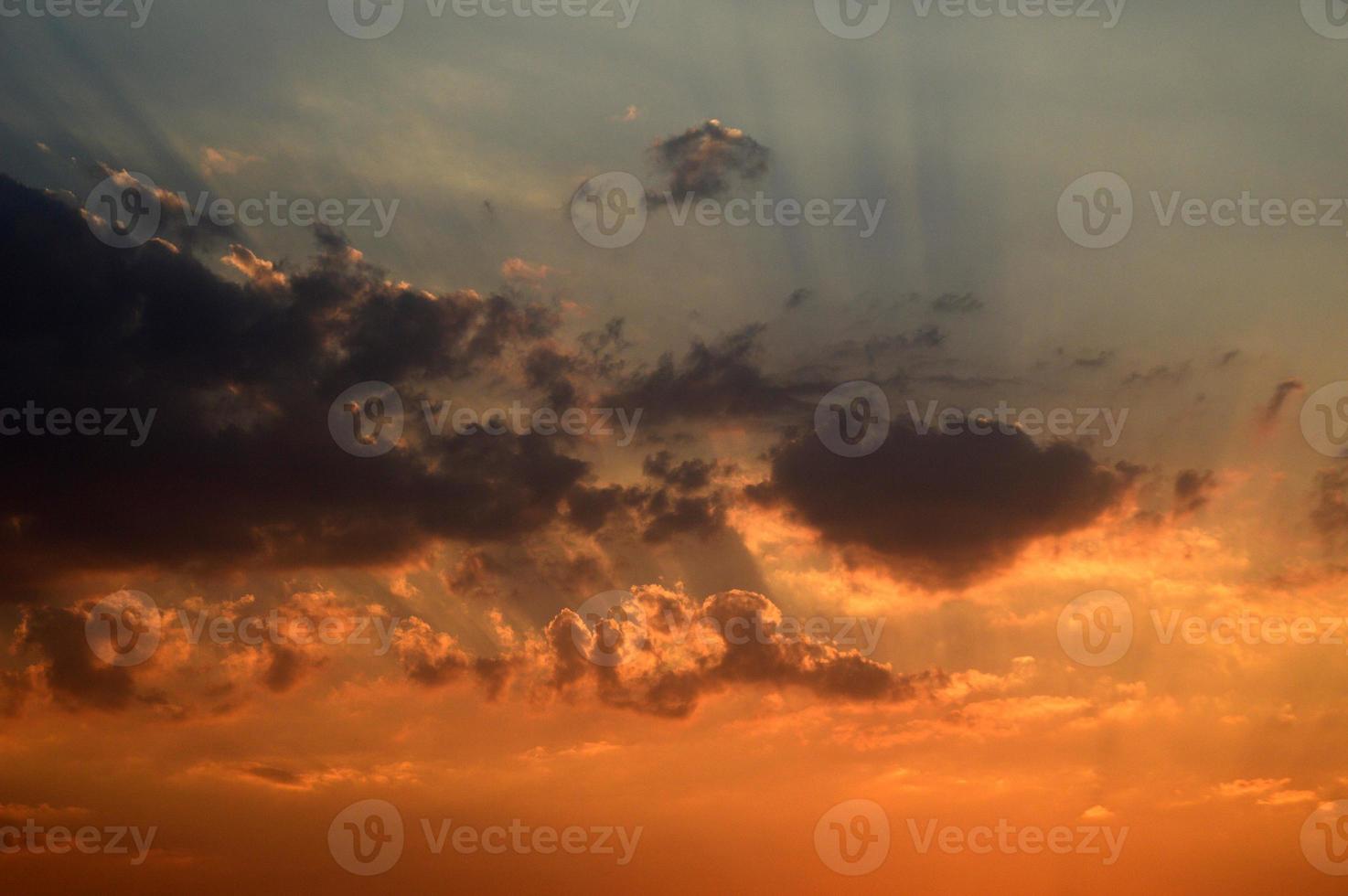 schöner Sonnenunterganghimmel mit Wolken. abstrakter Himmel. foto