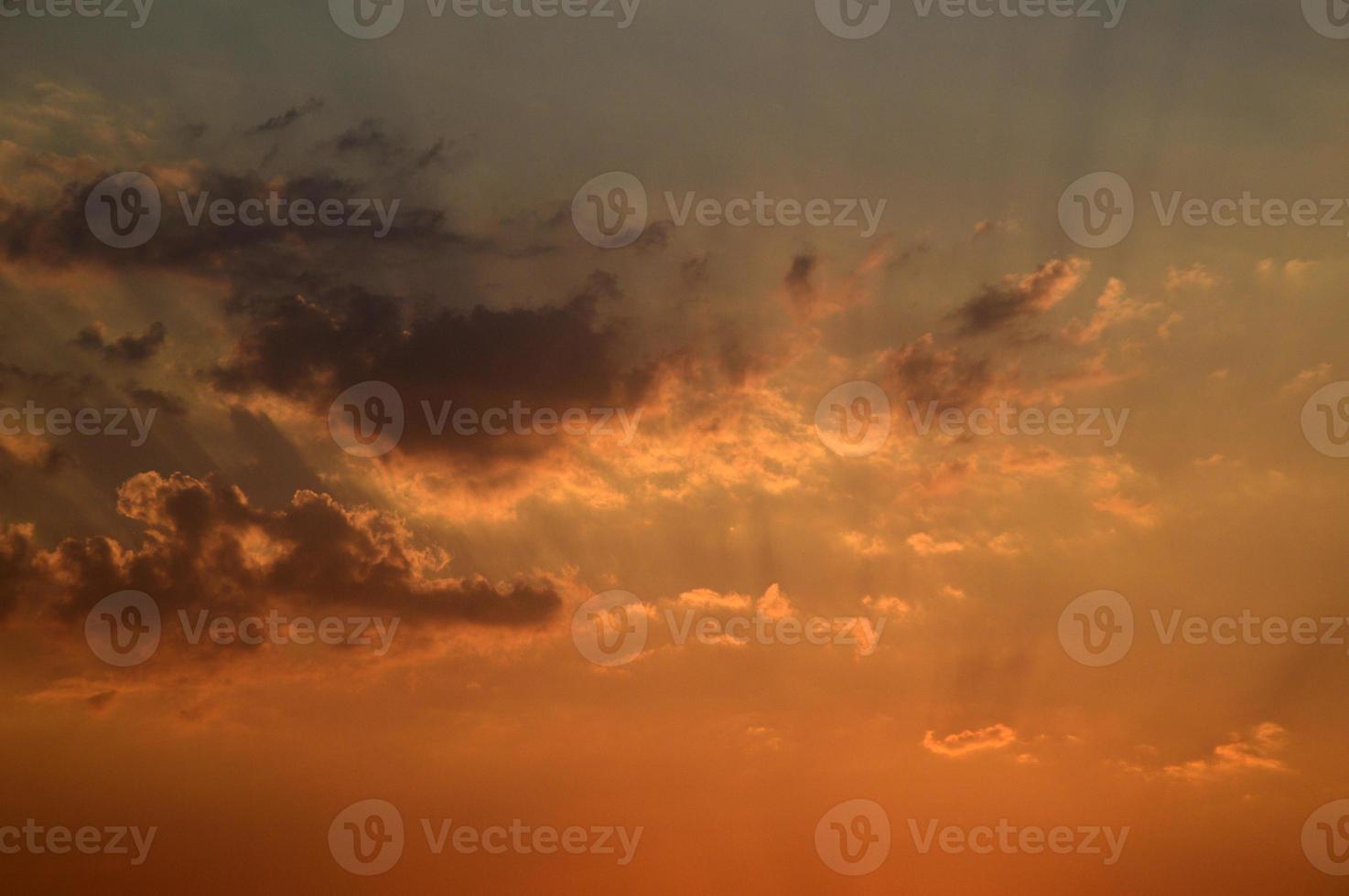 schöner Sonnenunterganghimmel mit Wolken. abstrakter Himmel. foto