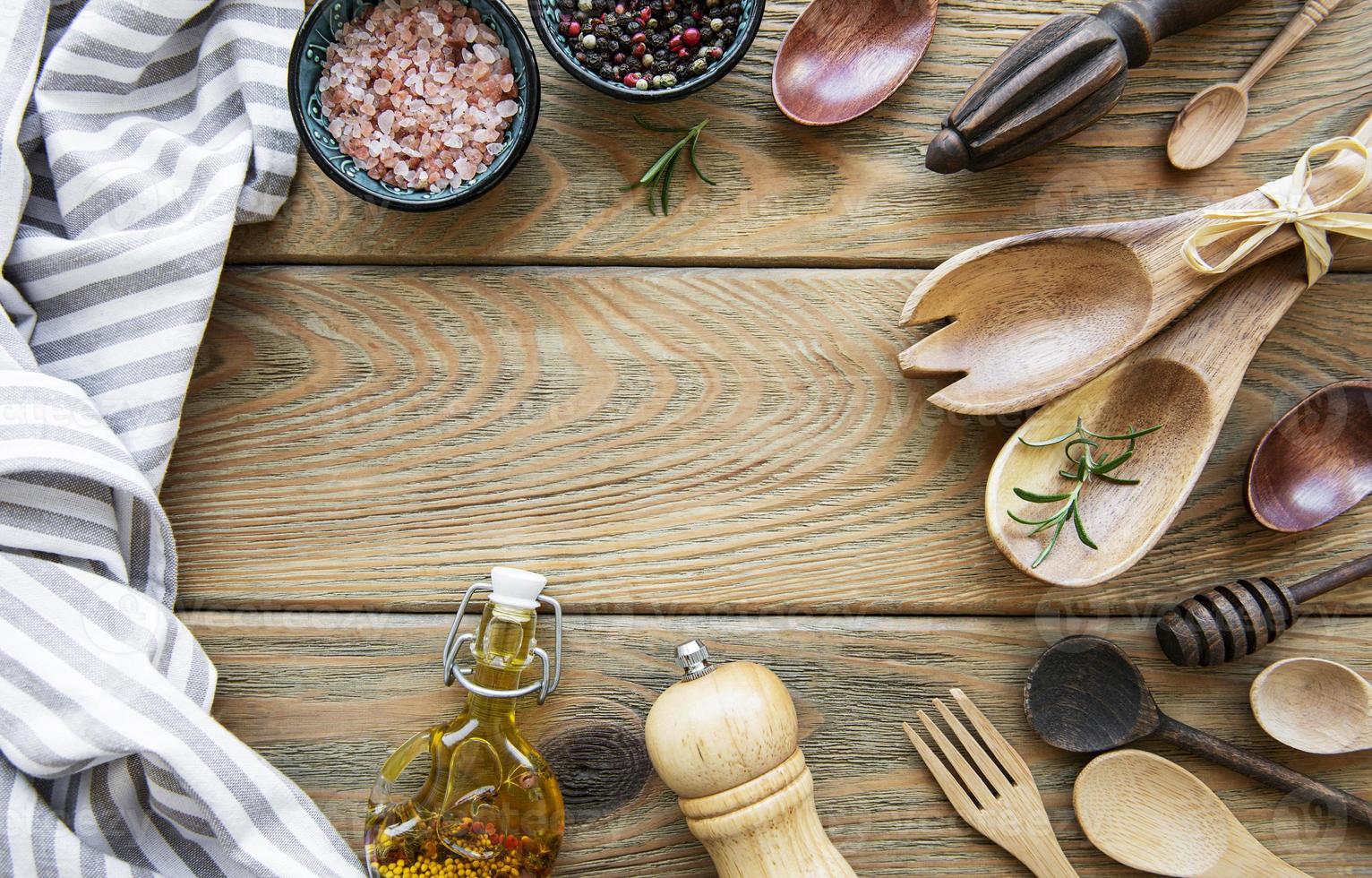 Küchenutensilien aus Holz foto