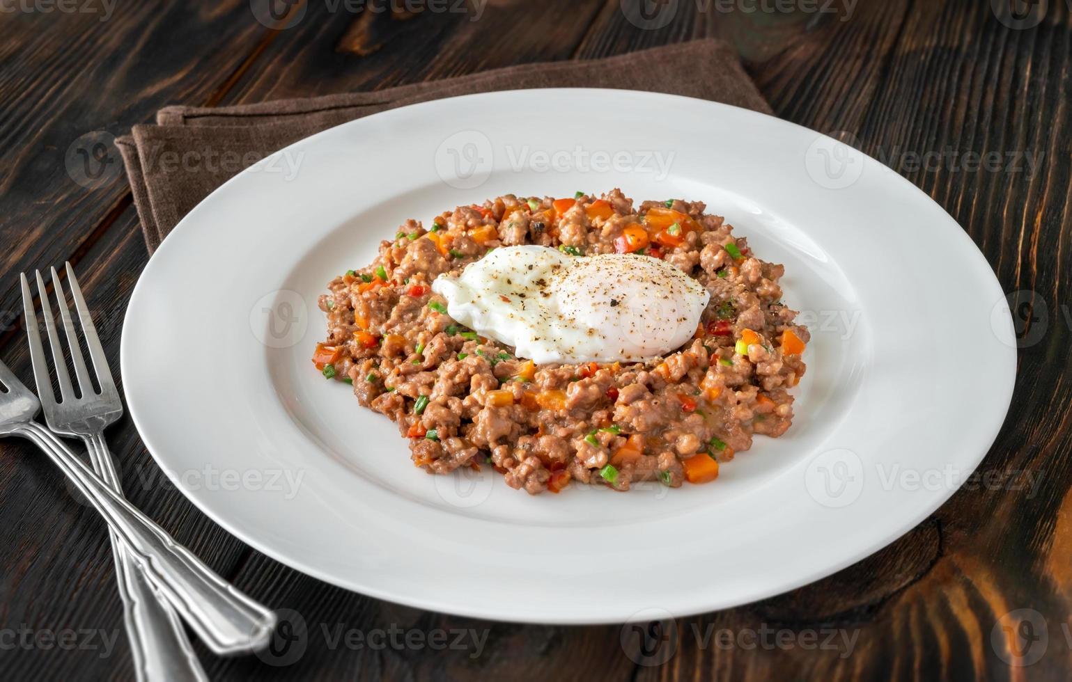 pochierte Eier mit Hackfleisch foto