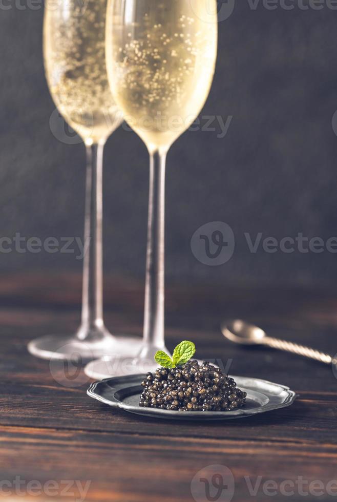 schwarzer Kaviar mit Champagner foto