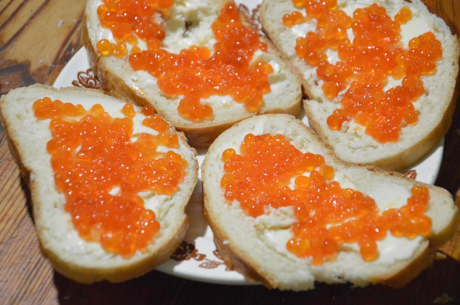 roter Kaviar auf Weißbrot-Butter-Sandwiches foto