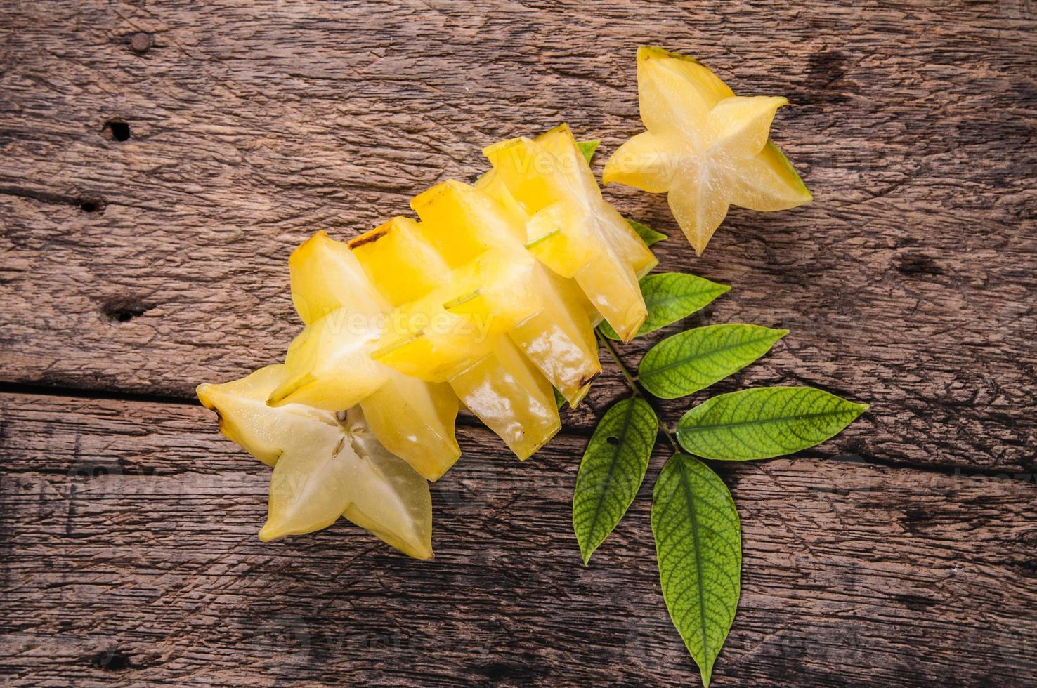 Sternfrucht halber Schnitt Sternapfel tropische Früchte foto