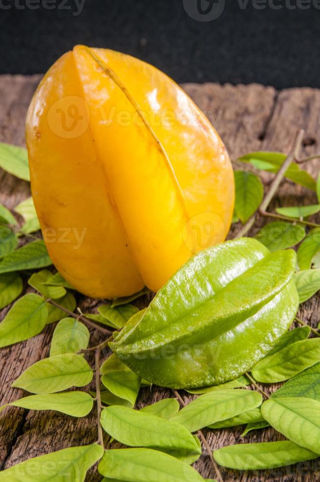 Sternfrucht halber Schnitt Sternapfel tropische Früchte foto