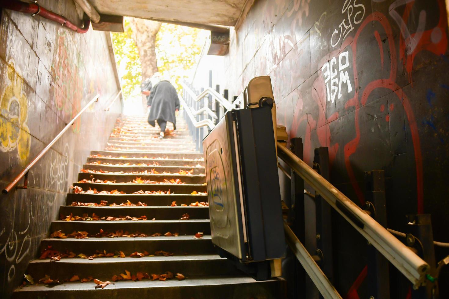 öffentlicher Treppenlift für behinderte Menschen unter der Erde in Tiflis, Georgien foto