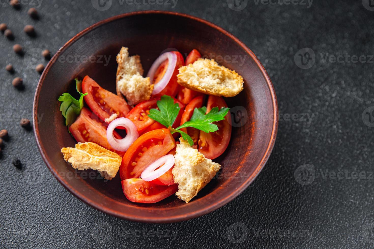 Salat Panzanella Tomate, getrockneter Toastbrotlebensmittelhintergrund foto