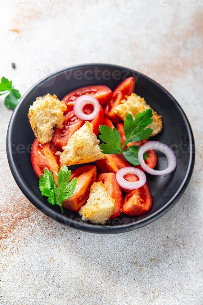 Salat Panzanella Tomate, getrockneter Toastbrotlebensmittelhintergrund foto