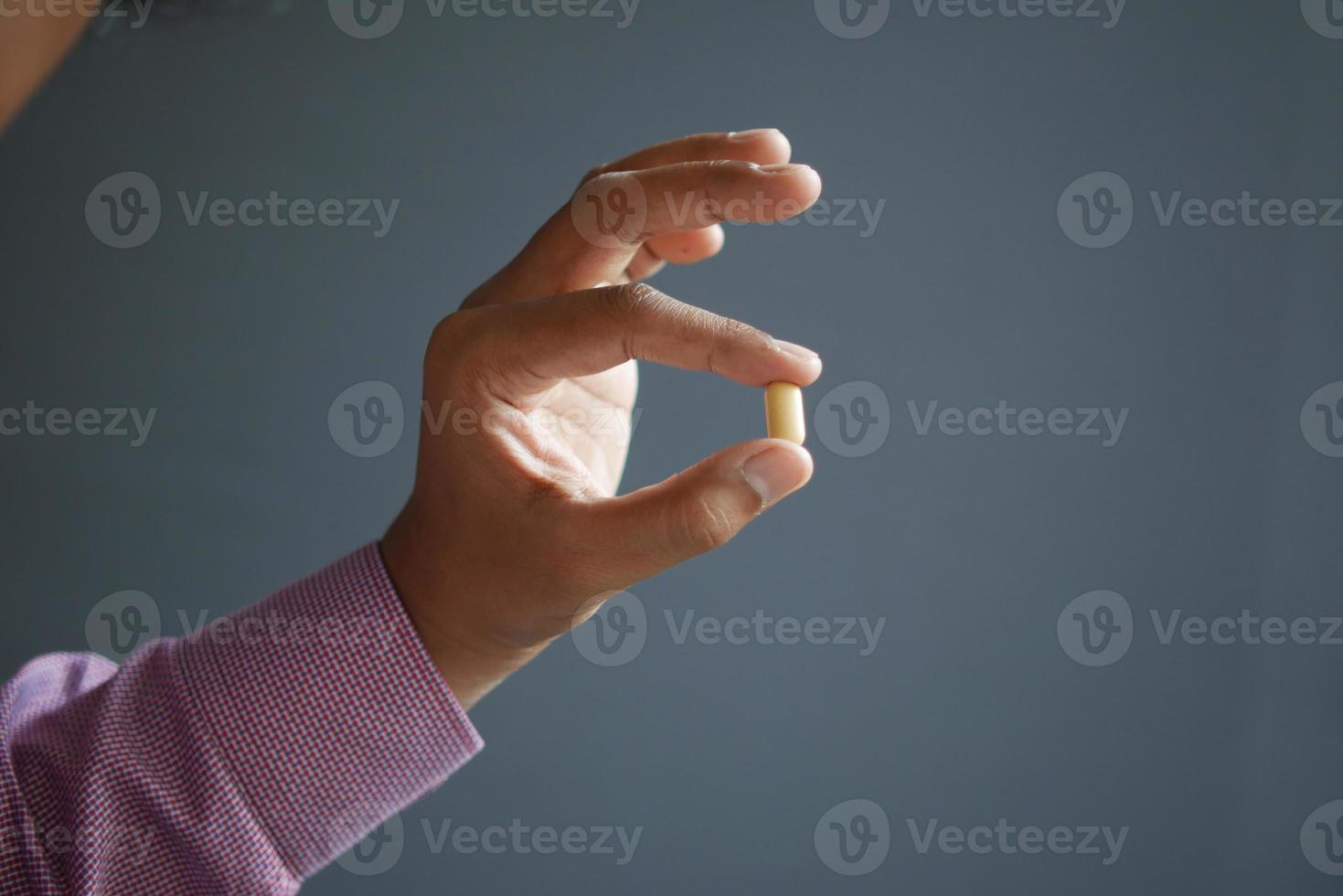 Nahaufnahme der Hand des Mannes, die Pillen mit Kopienraum hält foto