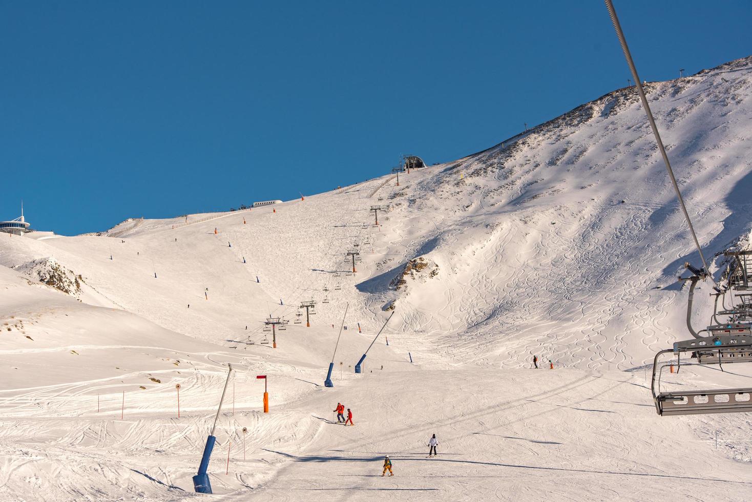 Grandvalira, Andorra . 2021 11. Dezember sonniger Tag in den Pyrenäen im Skigebiet Grandvalira in Andorra in der Zeit von Covid19 foto