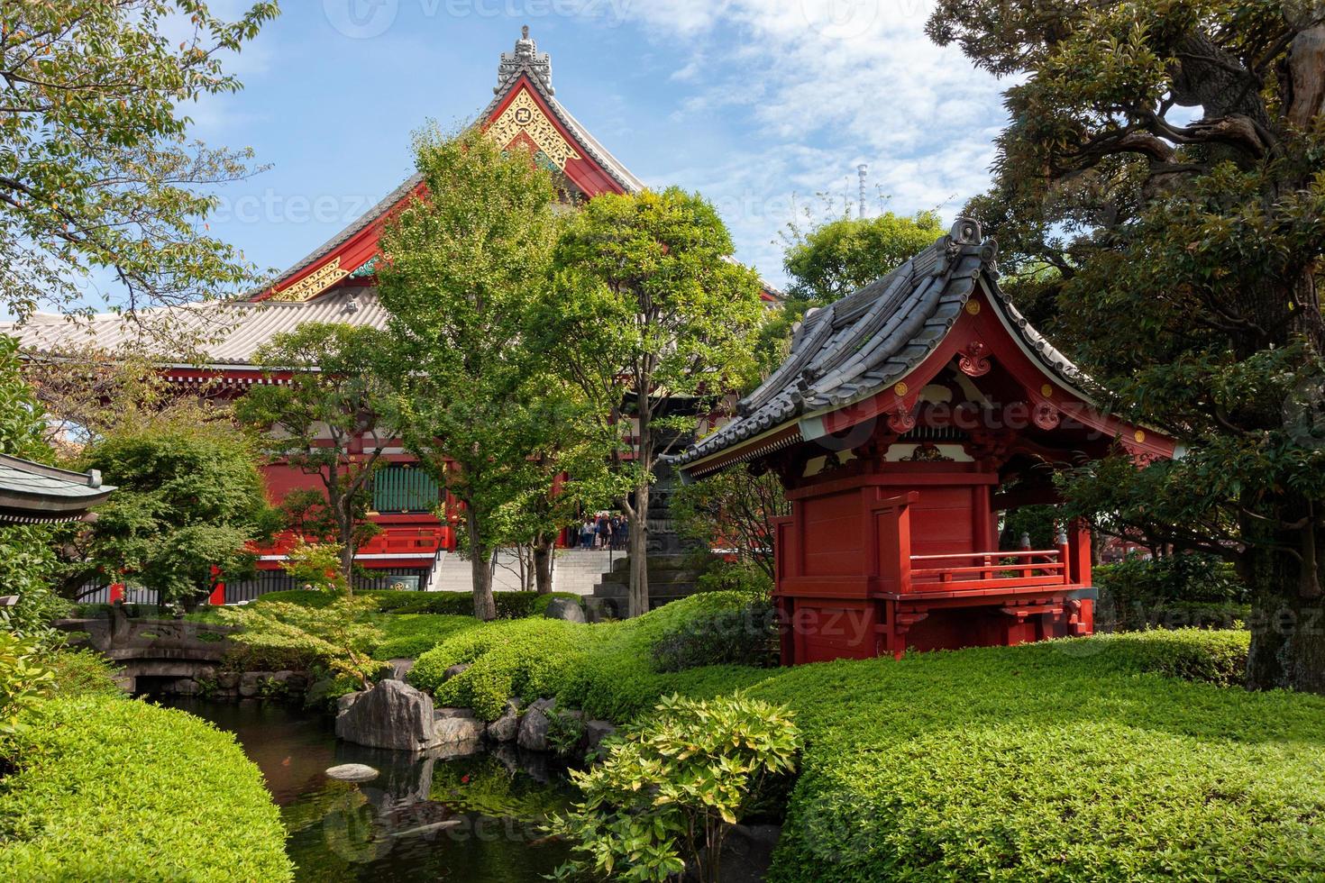 Ruhiger Tempelgarten aus dem 17. Jahrhundert an einem kleinen See mit Teehaus, ausgegrabenem Grab und Pagode. Sensoji-Gebiet in Tokio. foto