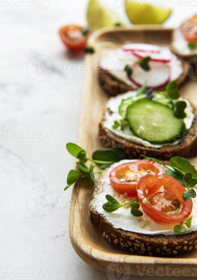 Sandwiches mit gesundem Gemüse und Mikrogrün foto