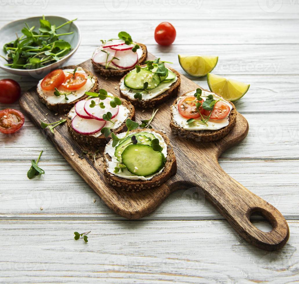 Sandwiches mit gesundem Gemüse und Mikrogrün foto