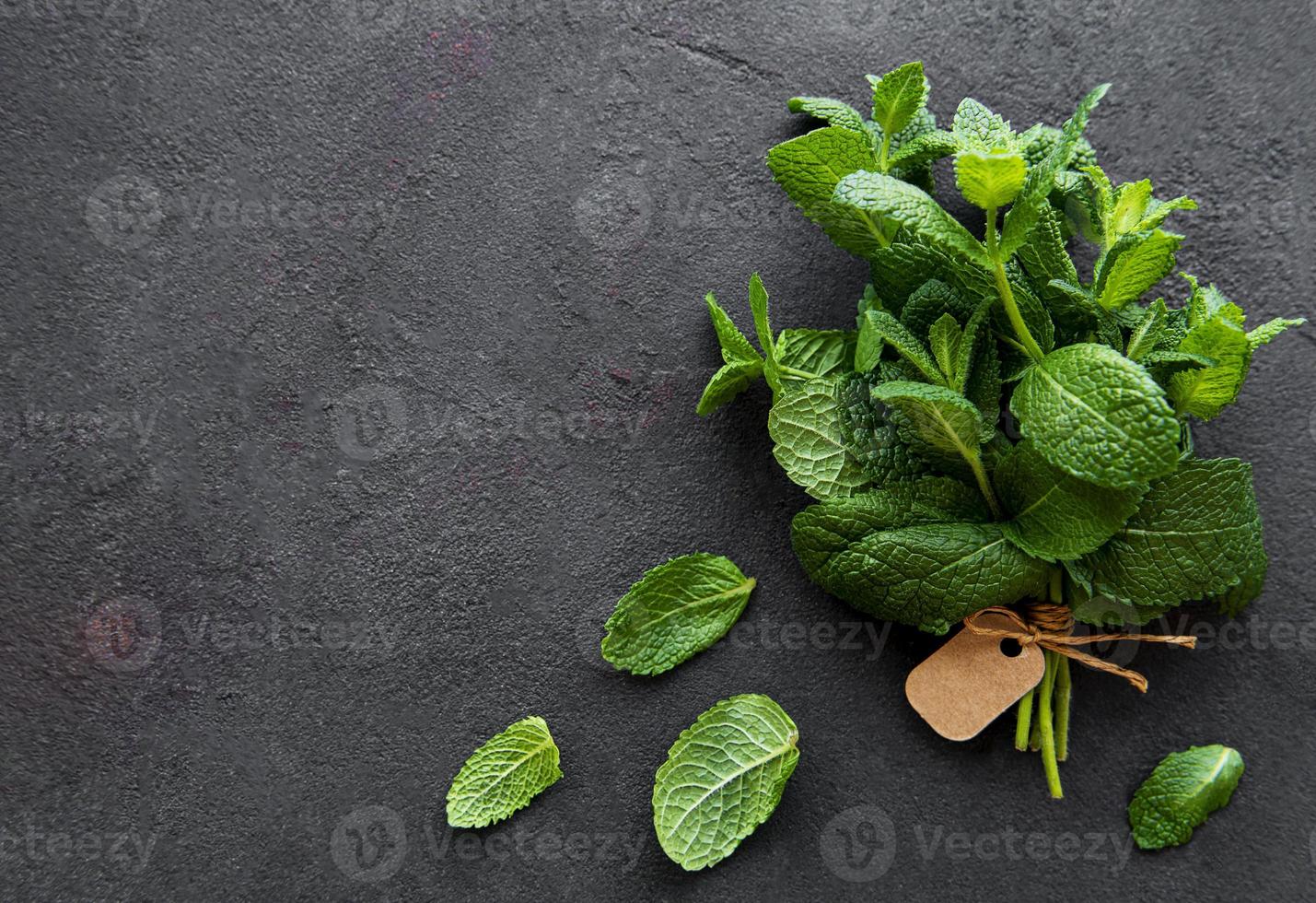 frisches Minzkraut auf Steintisch. Ansicht von oben foto