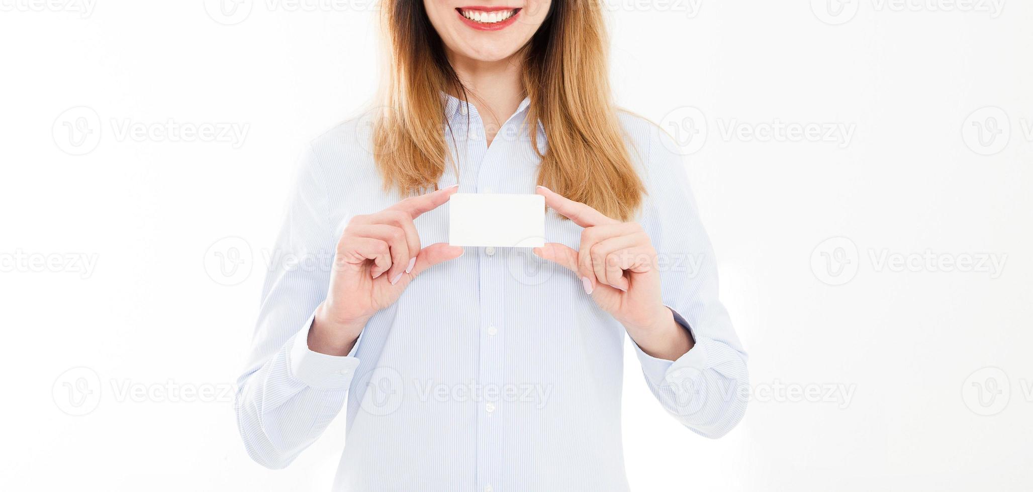 junge Frau im Hemd hält Visitenkarte auf einem weißen Hintergrund, weibliche Hand hält Karte. Unternehmenskonzept. Platz kopieren foto