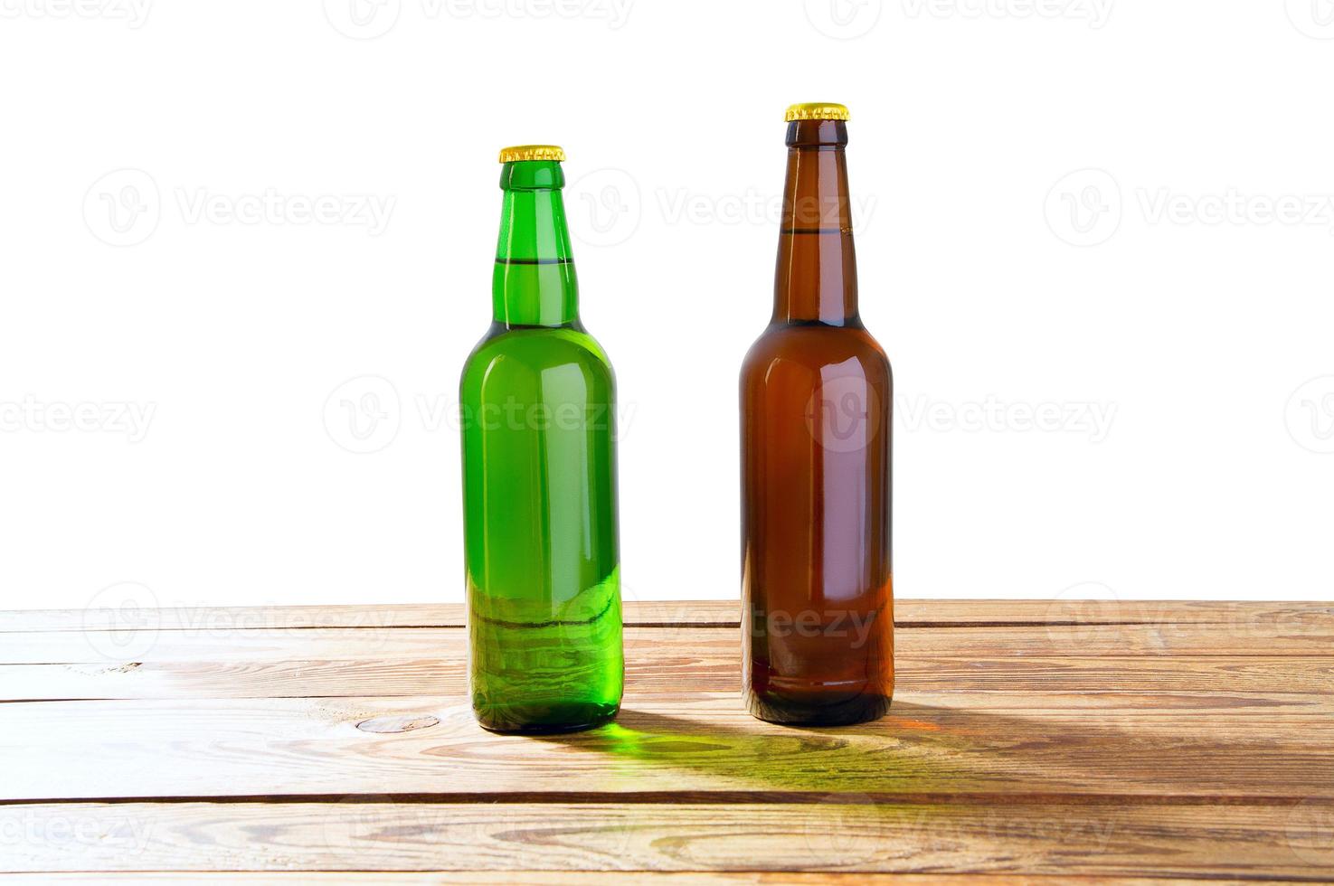 Foto von zwei verschiedenen vollen Bierflaschen ohne Etiketten. separater Beschneidungspfad für jede Flasche enthalten.2 zwei separate Fotos zusammengeführt. Glasflaschen odifferentes Bier auf hellweißem Hintergrund