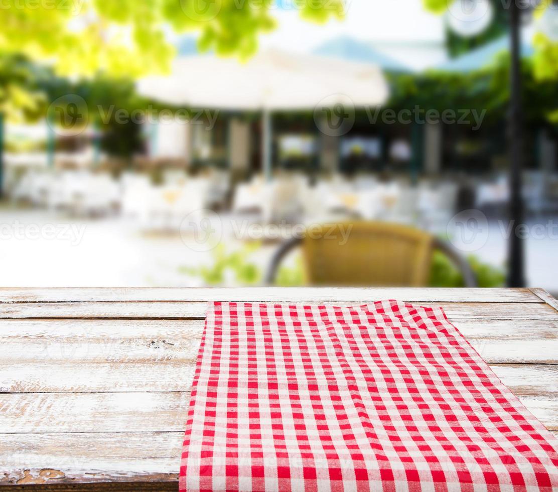 Serviette, Tischdecke auf Holztisch auf verschwommenem Restauranthintergrund, Urlaubskonzept foto