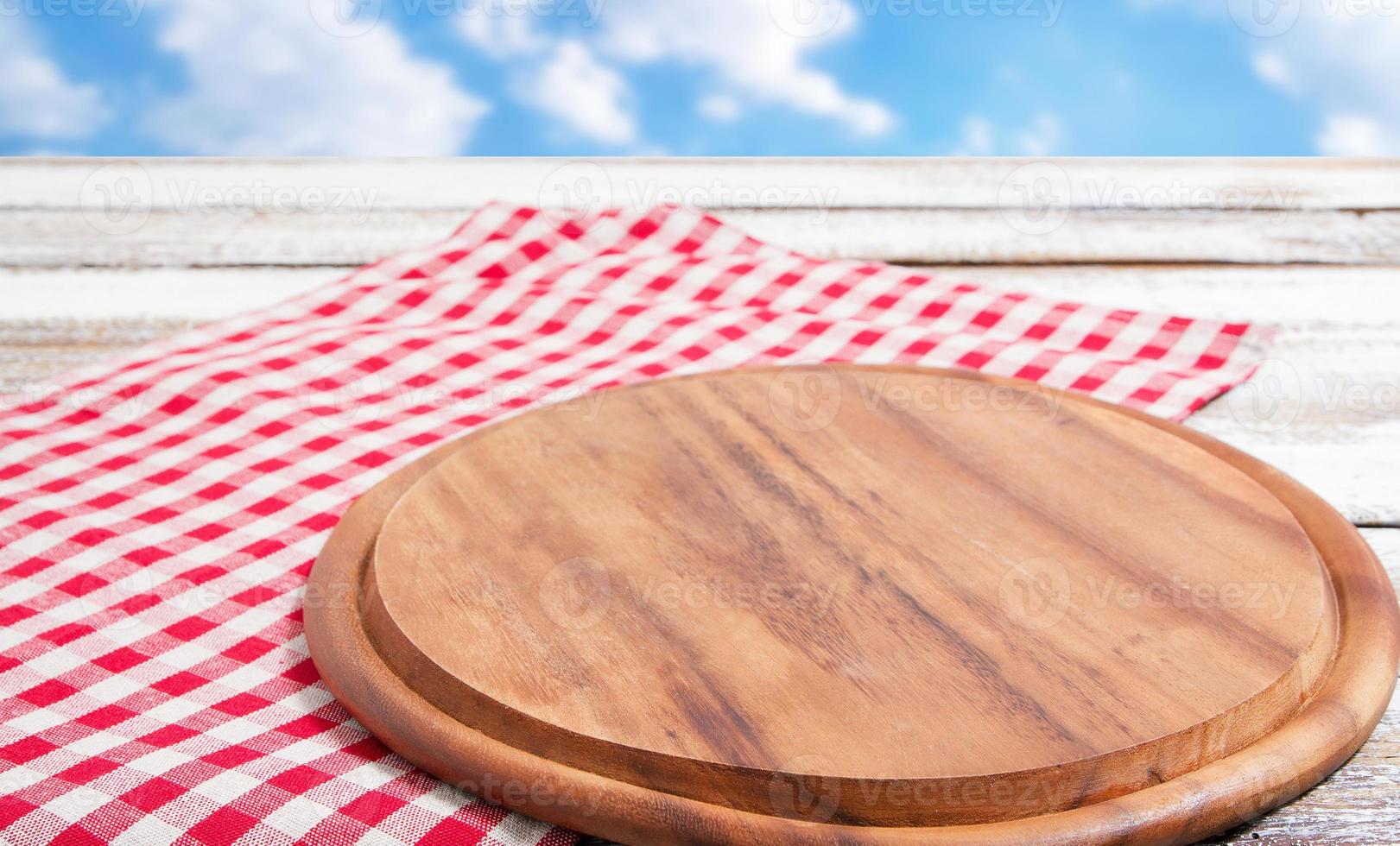 Serviette und Brett für Pizza auf Holzschreibtisch Nahaufnahme, Tischdecke. Leinwand, Geschirrtücher auf weißem Holztisch Hintergrund Draufsicht Mock-up. selektiver Fokus foto