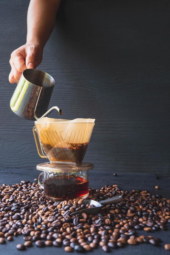 Barista Brühkaffeemethode über Tropfkaffee gießen foto