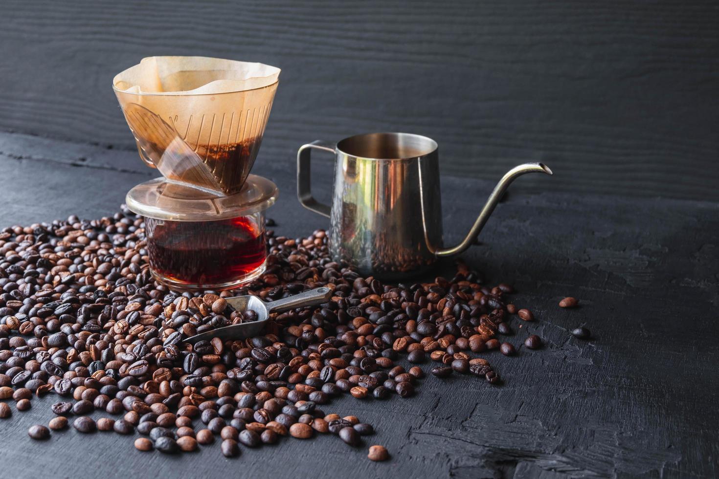 Tropfkaffeetasse und geröstete Kaffeebohnen foto