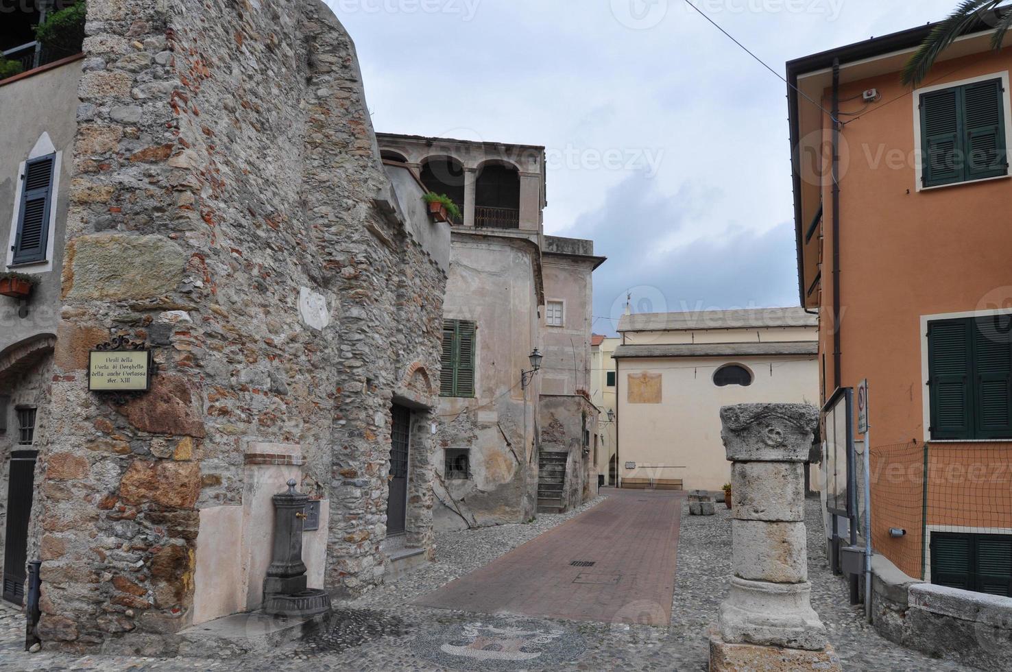 Blick auf die Altstadt von Toirano foto