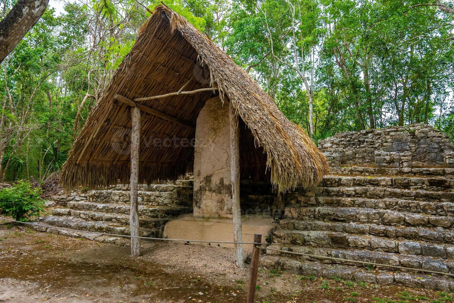 Nohoch Mul Pyramide und Stele in den antiken Ruinen der Mayastadt Coba foto