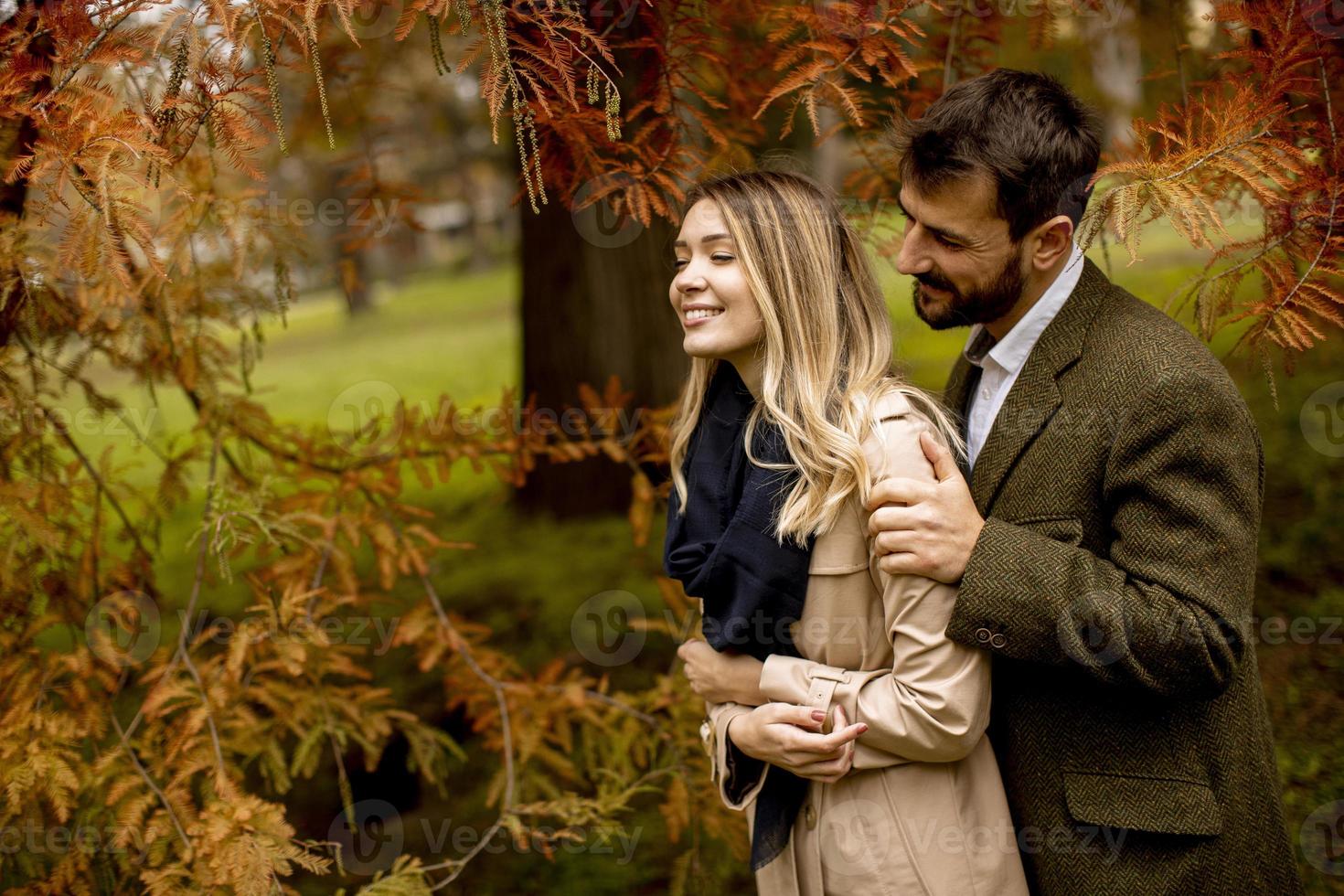 junges Paar im Herbstpark foto