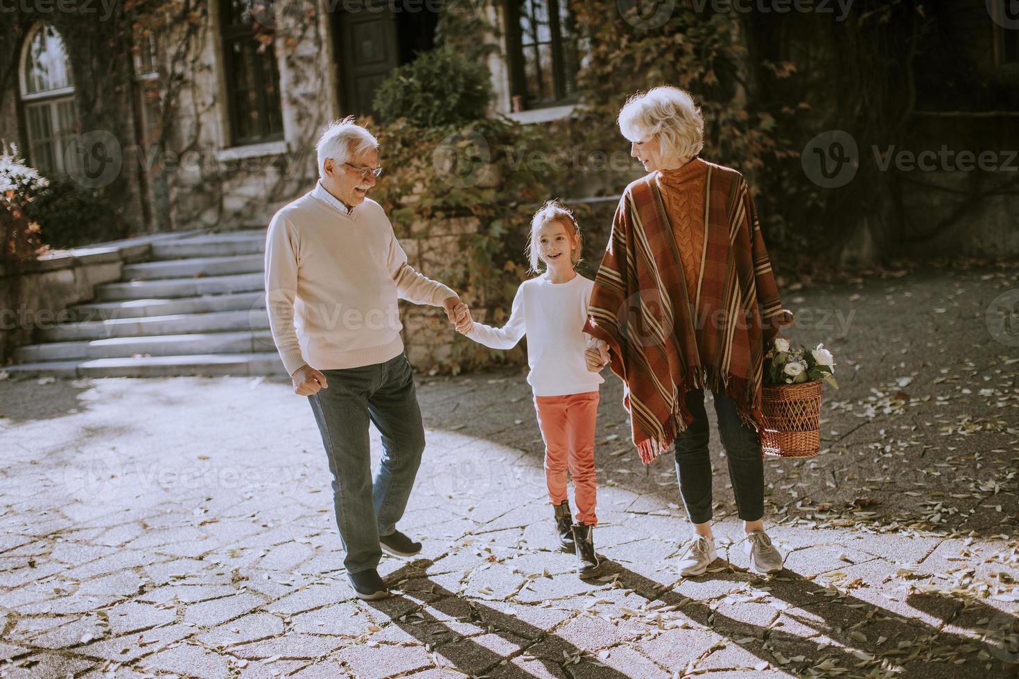 Großeltern genießen die Zeit mit ihrer kleinen Enkelin foto