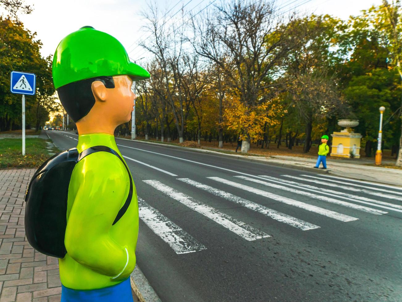 Schulkind überqueren die Straße foto