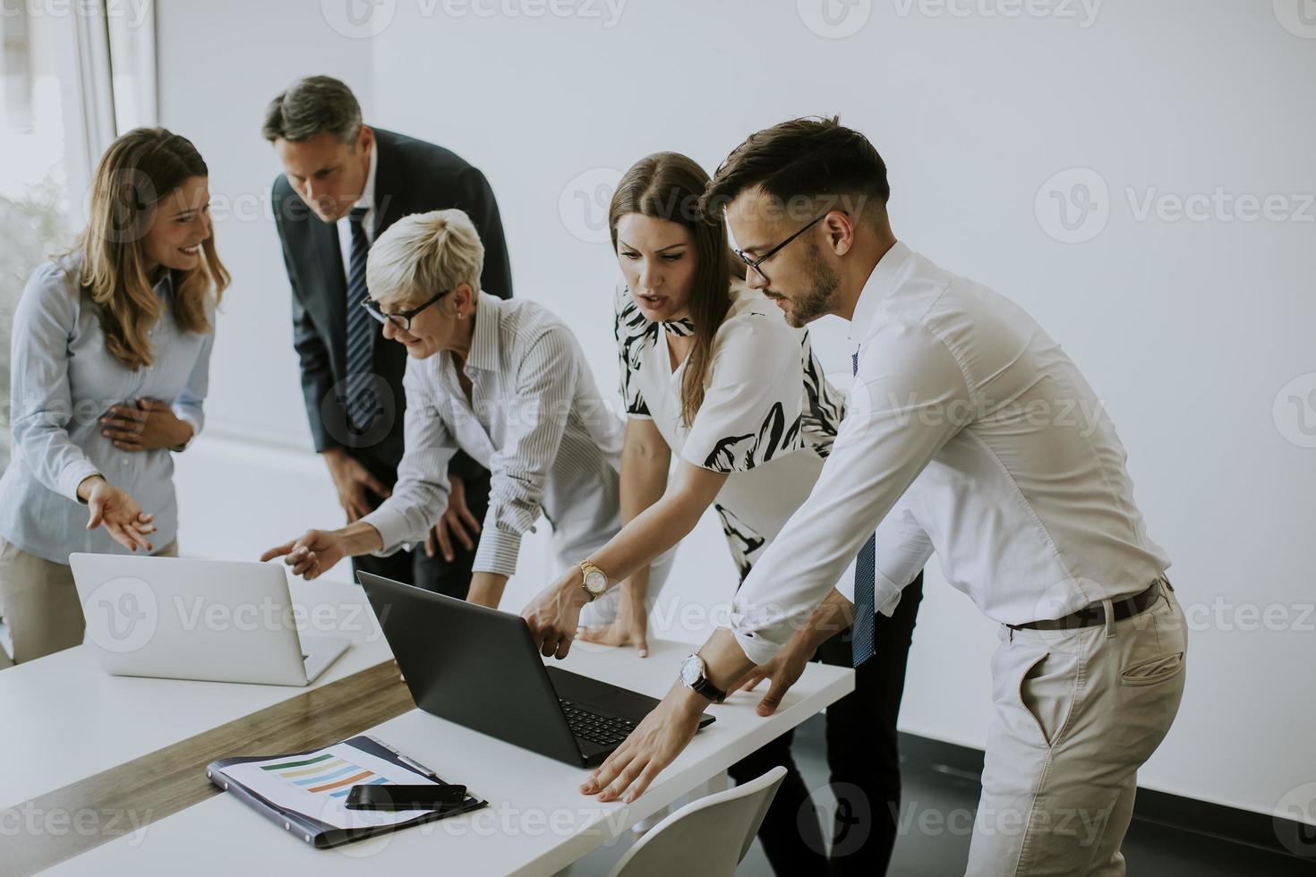 Blick auf eine Gruppe von Geschäftsleuten, die zusammenarbeiten und ein neues Projekt auf einem Meeting im Büro vorbereiten foto