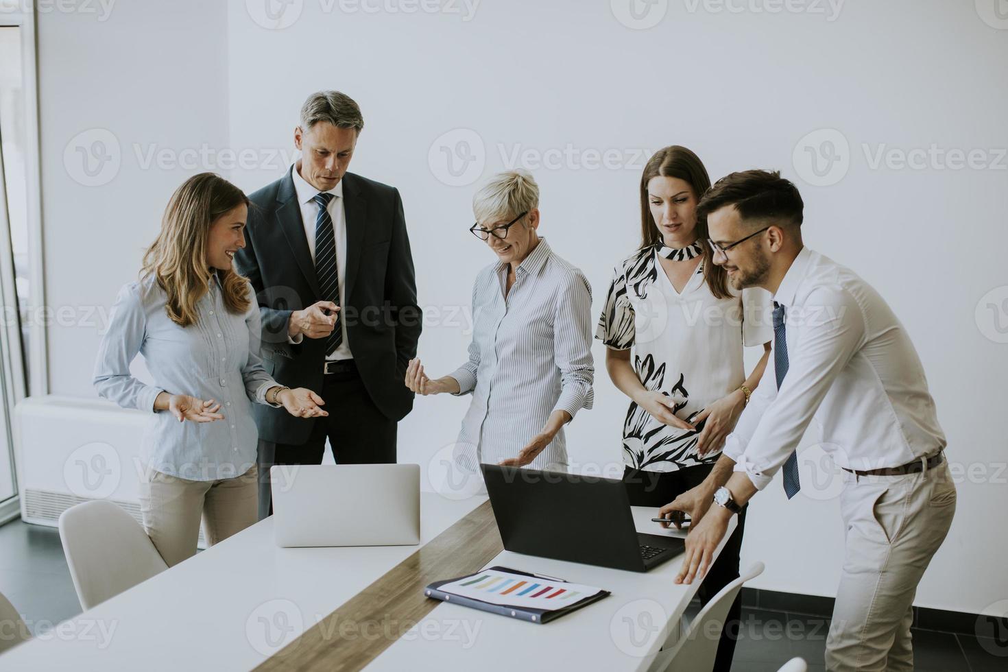 Blick auf eine Gruppe von Geschäftsleuten, die zusammenarbeiten und ein neues Projekt auf einem Meeting im Büro vorbereiten foto