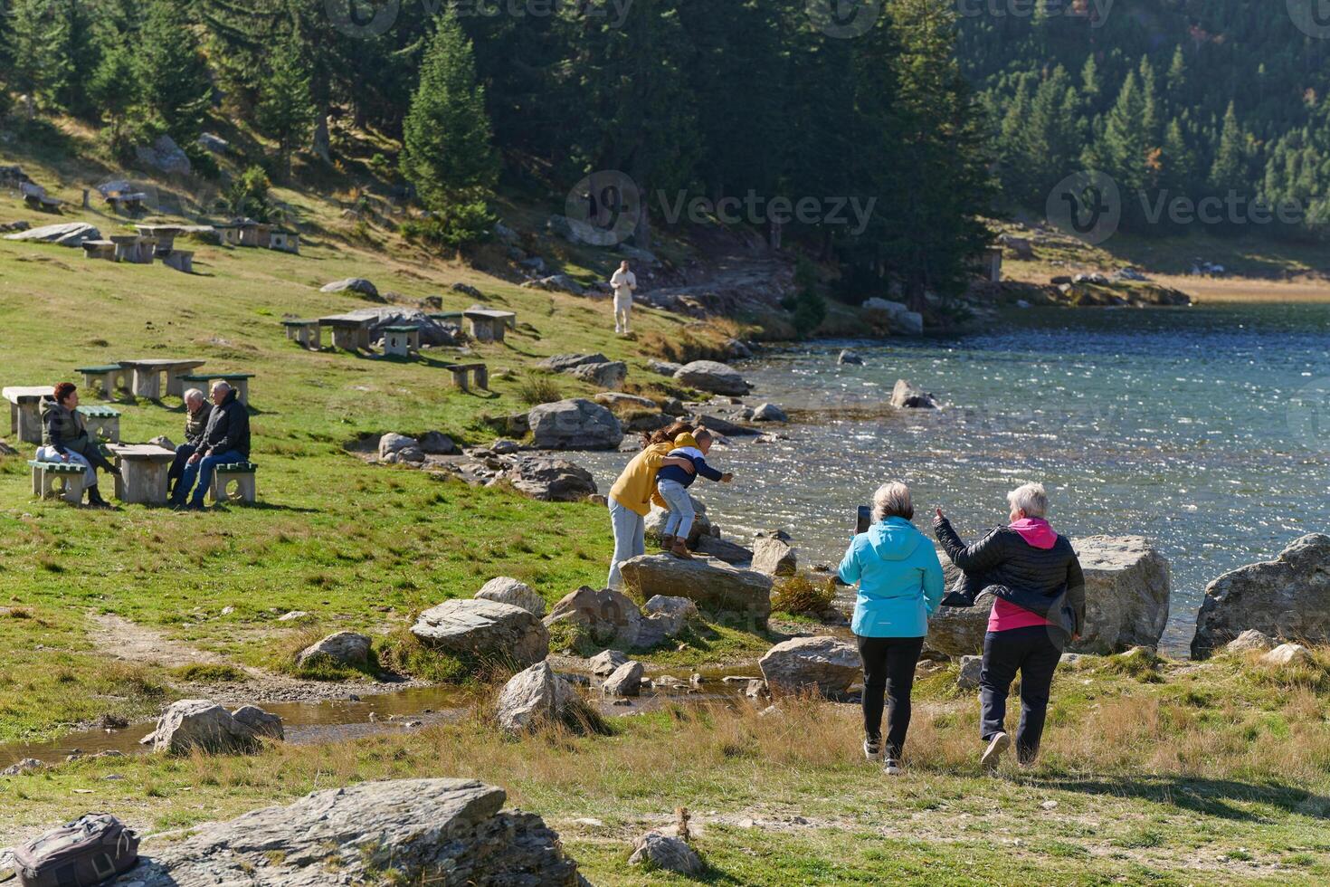 ein Familie Anteile herrlich Momente mit ihr freunde inmitten das atemberaubend Landschaften von Berge, Seen, und Wicklung Wege, fördern ein gesund Lebensstil und das Freude von familiär Fesseln im das Umarmung von foto