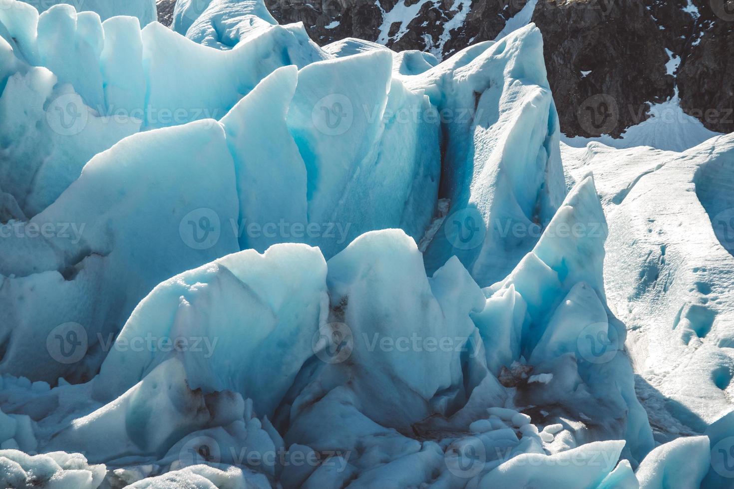 schöne landschaft auf den bergen und der gletscherlandschaft svartisen in norwegen skandinavisches naturdenkmal-ökologiekonzept. blauer Schnee und Eis foto