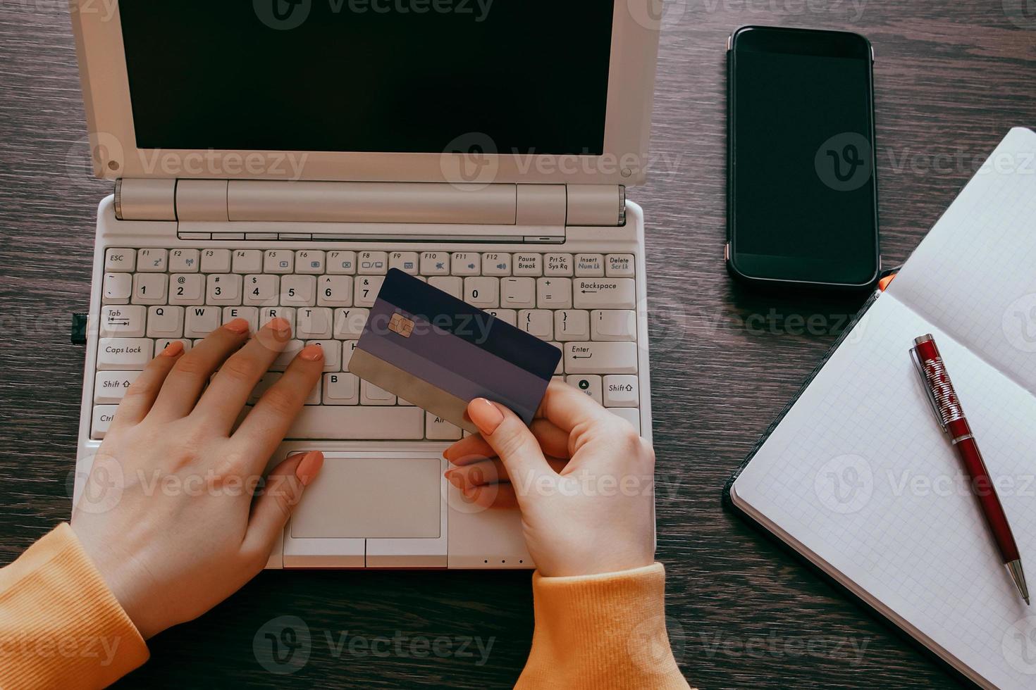 Frau macht Online-Shopping im Internet mit Laptop. foto