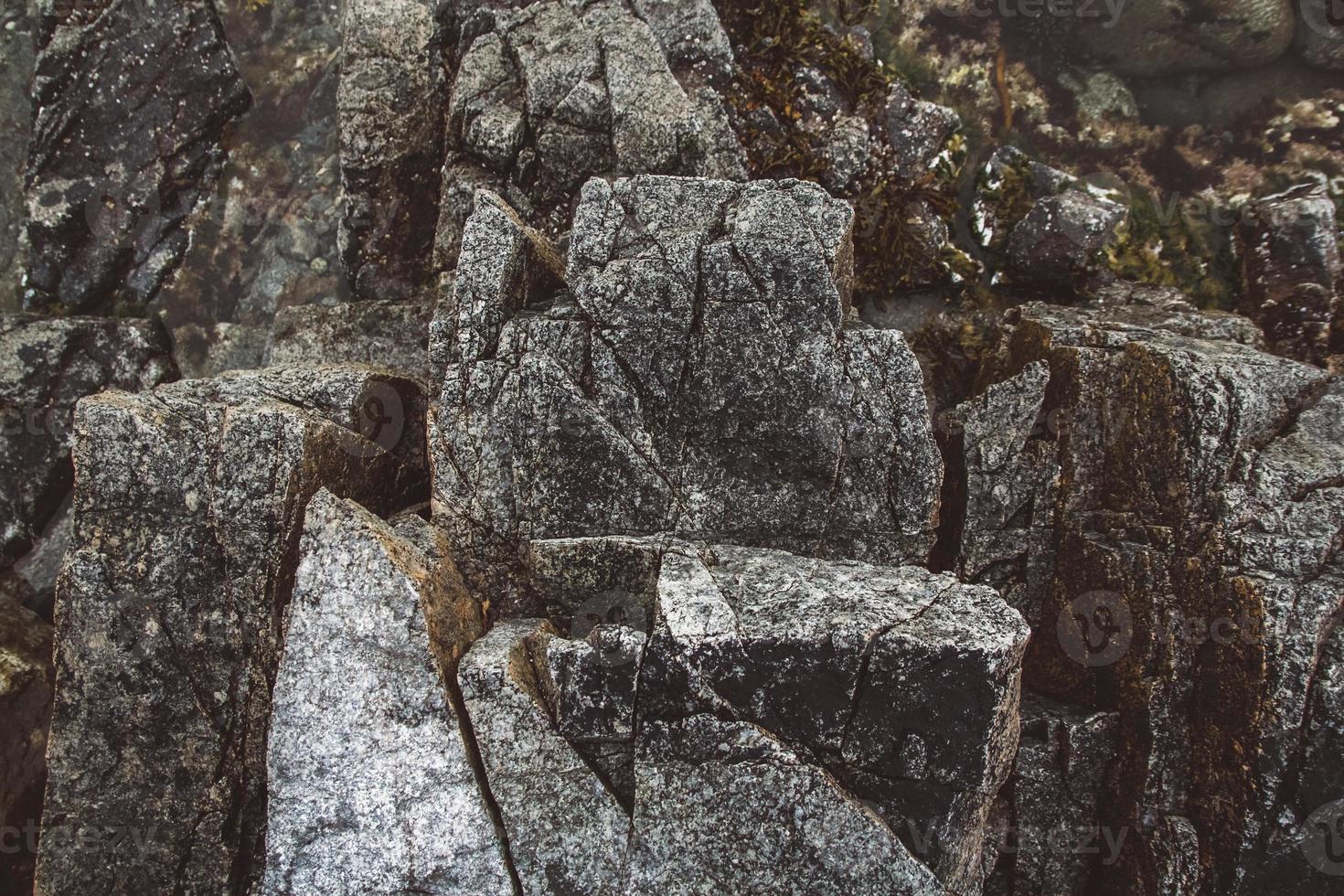 Steinbeschaffenheit aus Wellen erodieren, Naturhintergrund. Ansicht von oben. Platz kopieren. kann als Banner verwendet werden foto