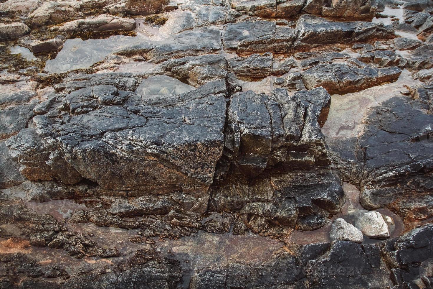 Steinbeschaffenheit aus Wellen erodieren, Naturhintergrund. Ansicht von oben. Platz kopieren. kann als Banner verwendet werden foto