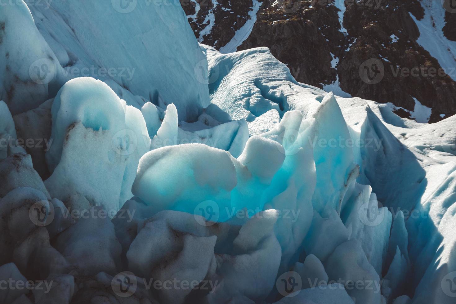 schöne landschaft auf den bergen und der gletscherlandschaft svartisen in norwegen skandinavisches naturdenkmal-ökologiekonzept. blauer Schnee und Eis foto