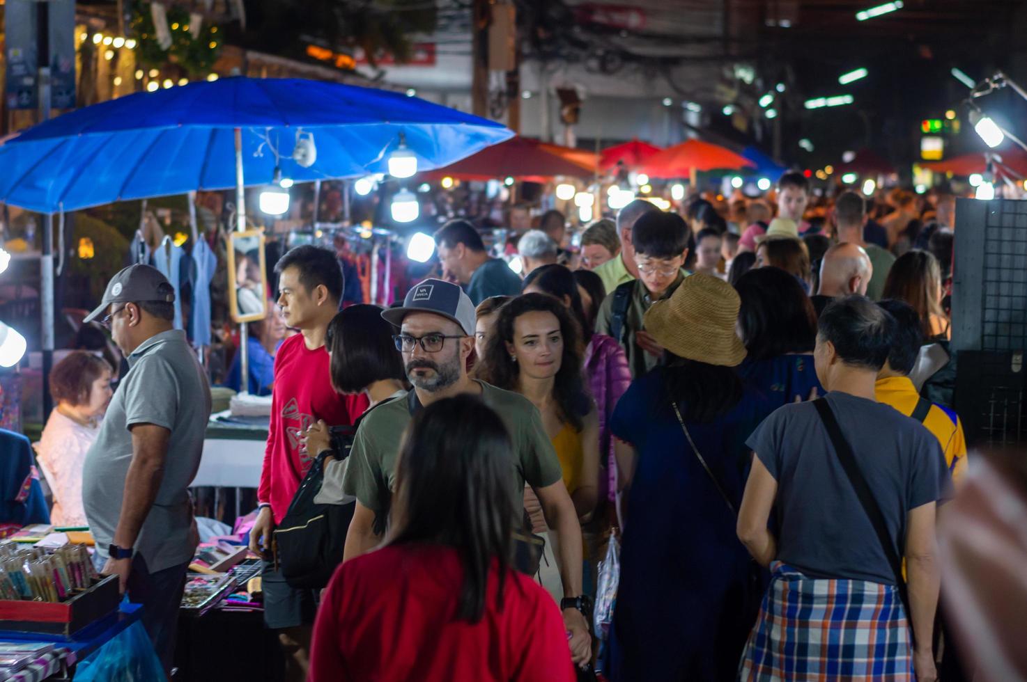 chiang mai walking street chiang mai thailand 12. januar 2020ein lokaler kunsthandwerksmarkt aus seidenkeramikmetallglasholz oder kunst und essen thailändische touristen und ausländer gehen gerne spazieren und shoppen foto