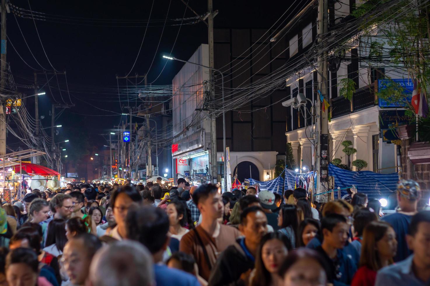 chiang mai walking street chiang mai thailand 12. januar 2020ein lokaler kunsthandwerksmarkt aus seidenkeramikmetallglasholz oder kunst und essen thailändische touristen und ausländer gehen gerne spazieren und shoppen foto