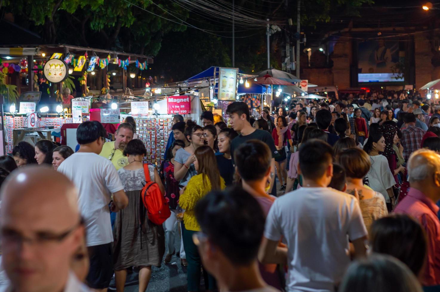 chiang mai walking street chiang mai thailand 12. januar 2020ein lokaler kunsthandwerksmarkt aus seidenkeramikmetallglasholz oder kunst und essen thailändische touristen und ausländer gehen gerne spazieren und shoppen foto