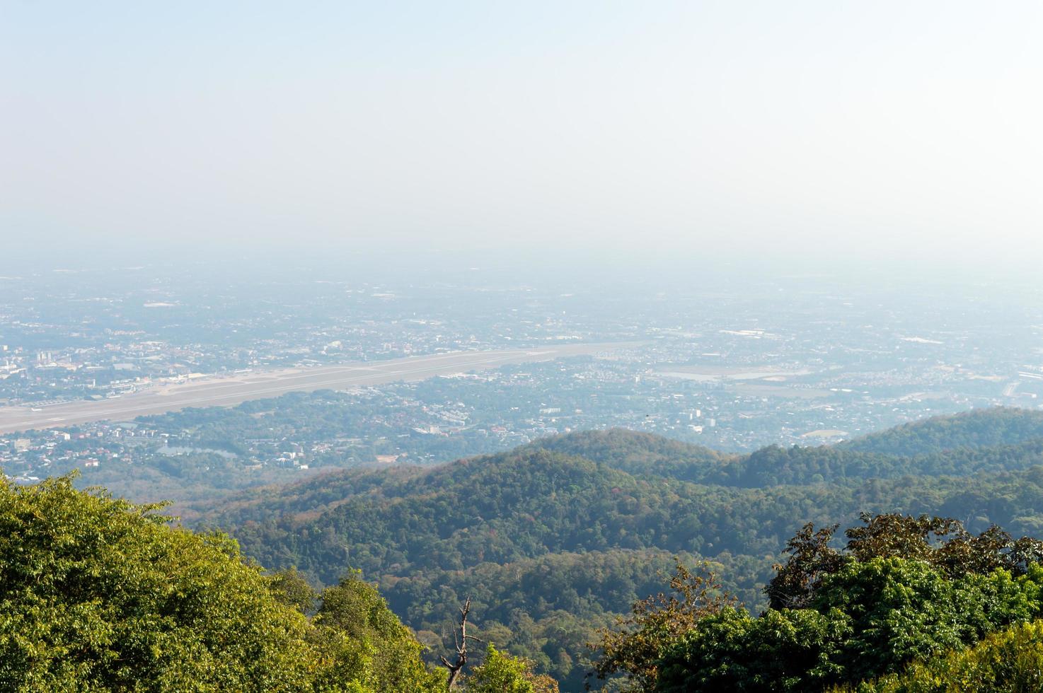 chiang mai thailand12 januar 2020chiang mai stadtlandschaft in der staubigen luft in dieser zeit gibt es ein gift. Staub PM 2.5 ist das Luftverschmutzungsproblem dieser Touristenstadt. foto