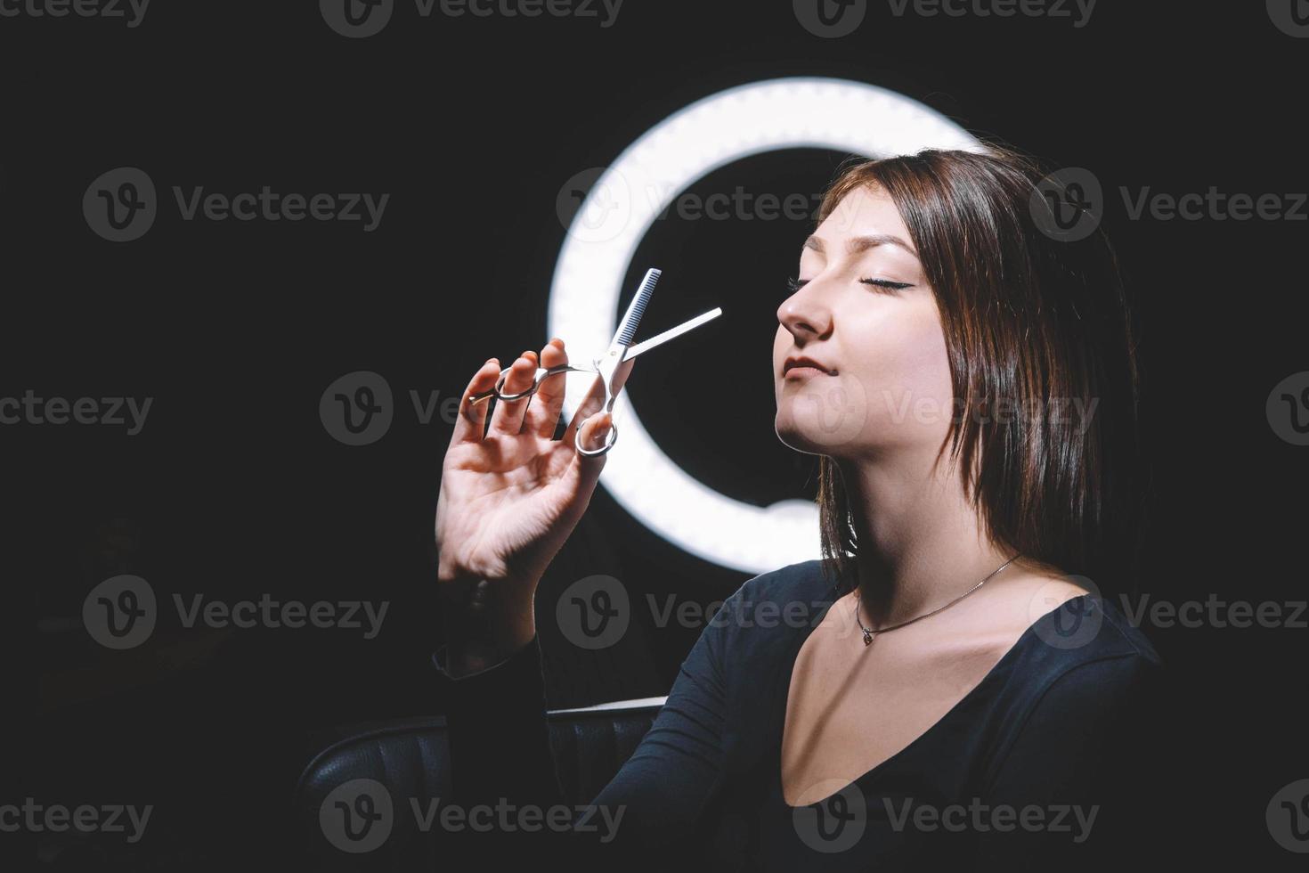 Friseurin mit einer Schere in der Hand. Werbekonzept für Friseursalons foto