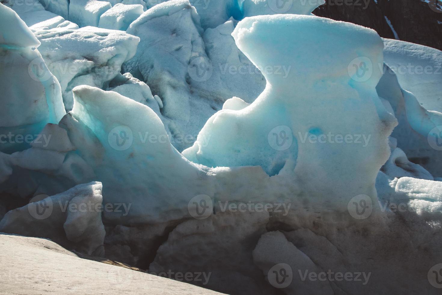 schöne landschaft auf den bergen und der gletscherlandschaft svartisen in norwegen skandinavisches naturdenkmal-ökologiekonzept. blauer Schnee und Eis foto