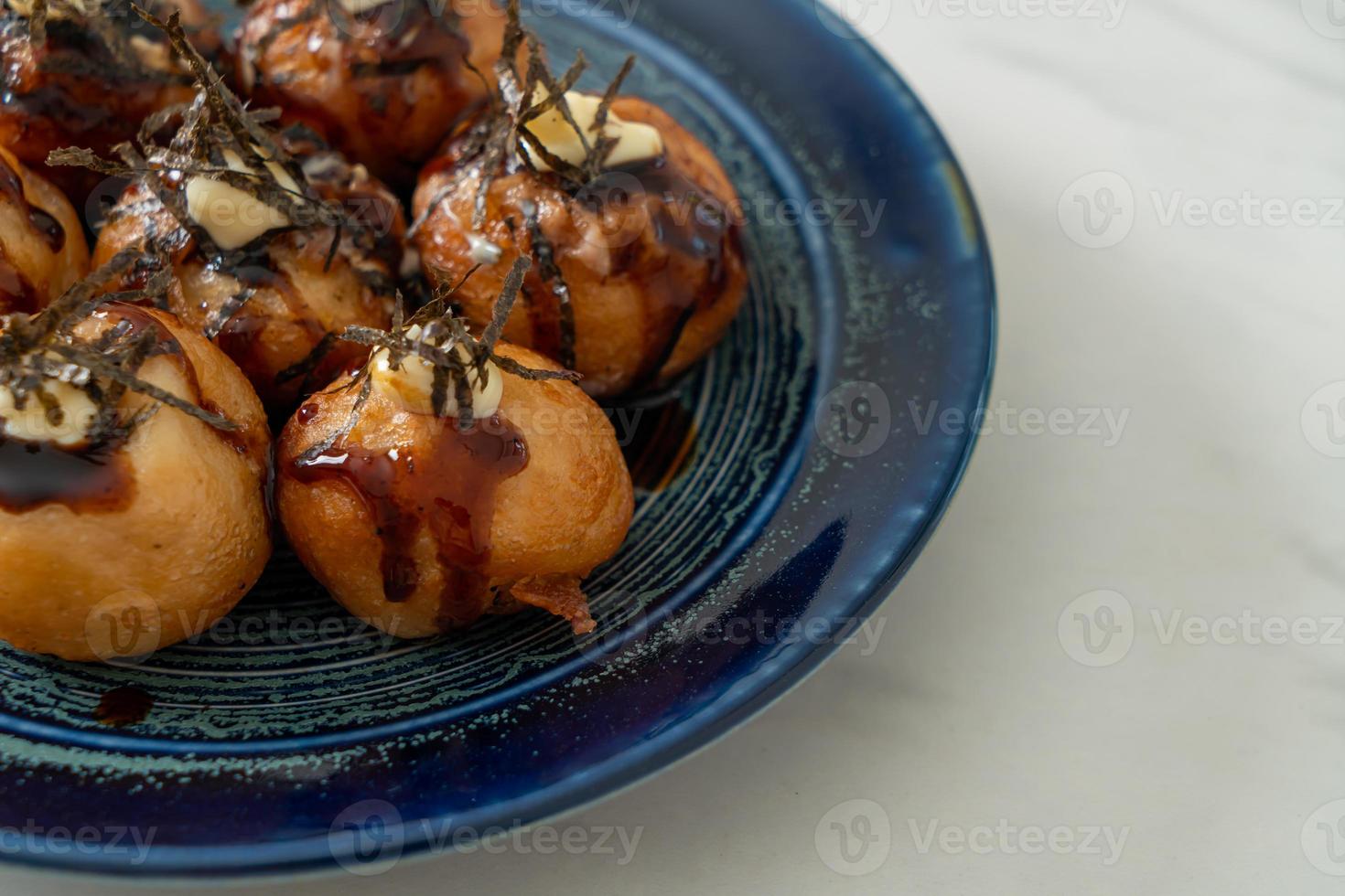 Takoyaki-Kugelknödel oder Oktopus-Kugeln foto