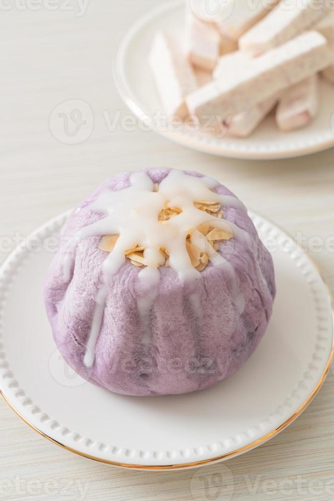 Taro-Brötchen mit weißer Zuckercreme und Nuss foto