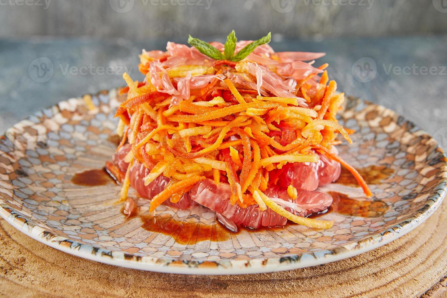 Karotten-, Apfel-, Nuss- und Pamela-Salat auf dem Teller. französisches Gourmetessen foto