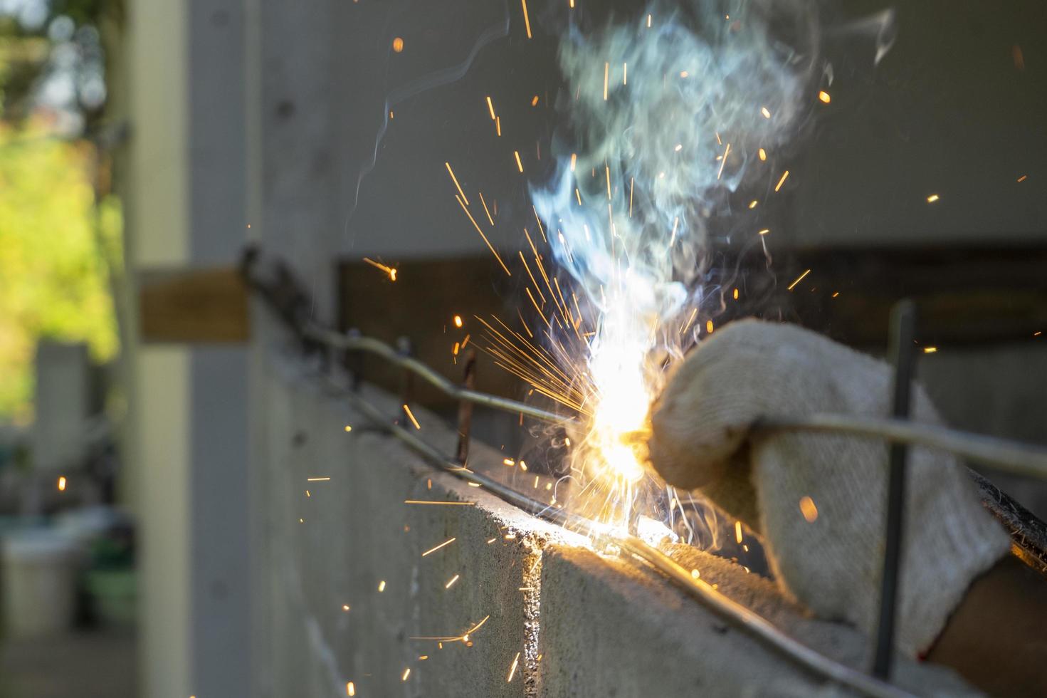 Schweißer und Schweißfunken, Bau- und Metallverarbeitung industriell. foto